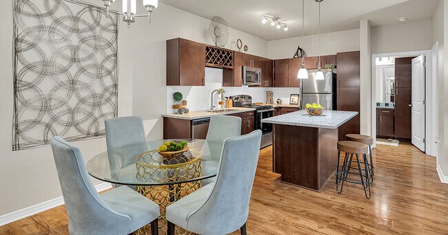 Foto del edificio - Retreat at Fremaux Town Center Apartments