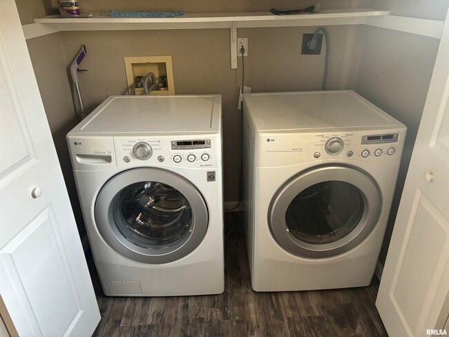 Building Photo - 6930 N Fox Point Dr