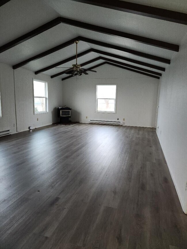 Building Photo - 2 Bedroom 2 Bath Country Home