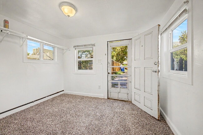 Foto del edificio - "Charming 1-Bed 1 bath in Englewood – Cozy 400 Sq Ft Living!"