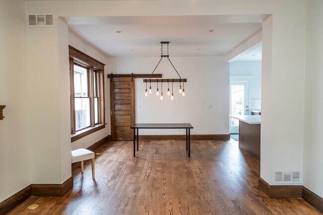 Foto del edificio - 1351 N Marion St