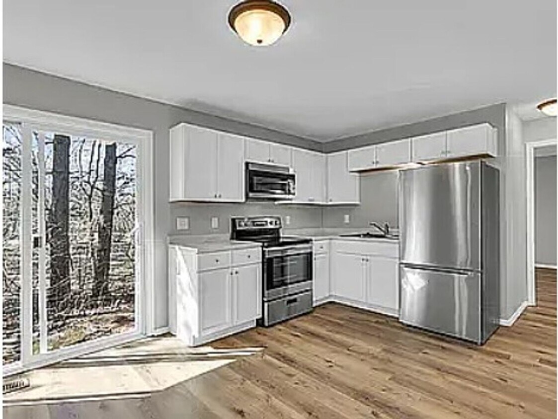 Foto principal - Two bedroom, one bath duplex. Completely r...