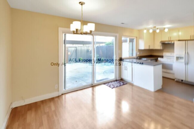 Foto del edificio - Spacious, Centrally Located Hayward Townho...