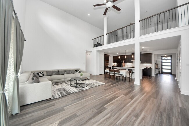 Foto del edificio - 10018 Knollwood Ln