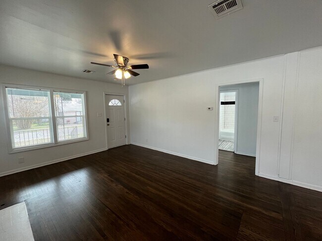 Foto del edificio - KW 3 bedroom 1 Full bath
