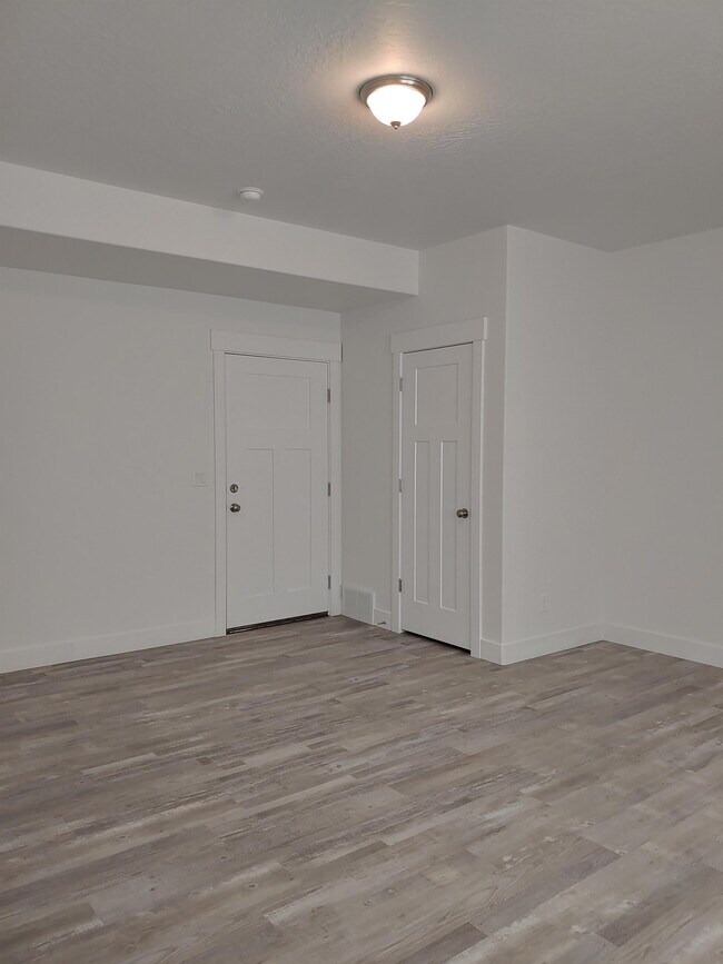 Building Photo - 1335 1590 N
