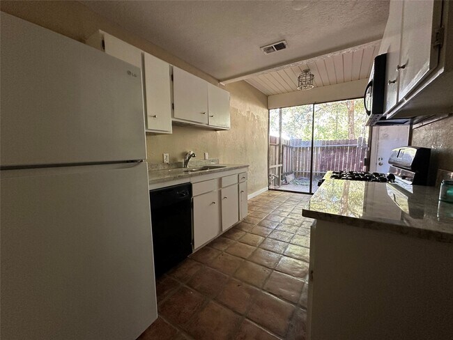 Foto del edificio - 13 Lakeway St