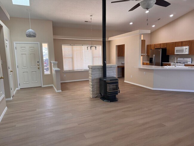 Foto del edificio - 3 Bedroom, 2 Bathroom Home in Tijeras, NM