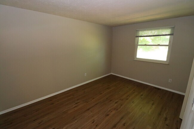 Building Photo - Walking Distance to Brownsburg High School!