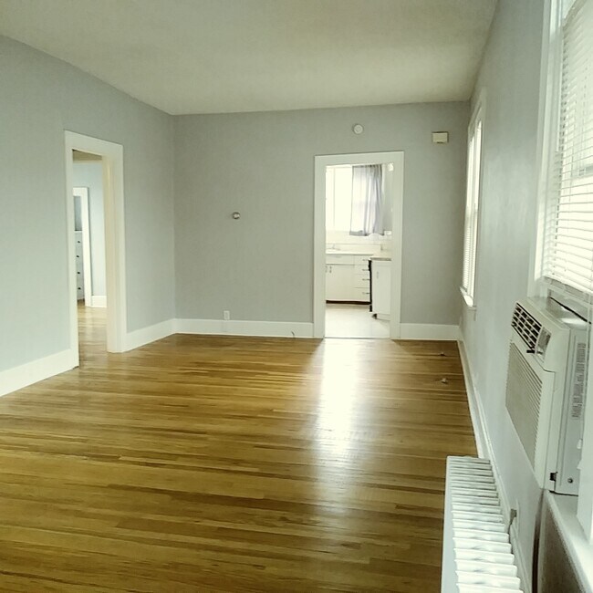 Foto del edificio - 715 E Warm Springs Ave