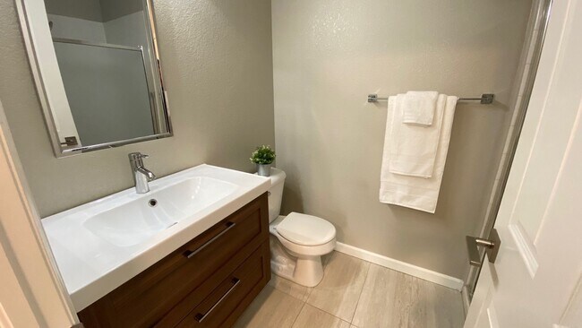 Foto del edificio - **Cozy Condo Available NOW** Minutes to Re...