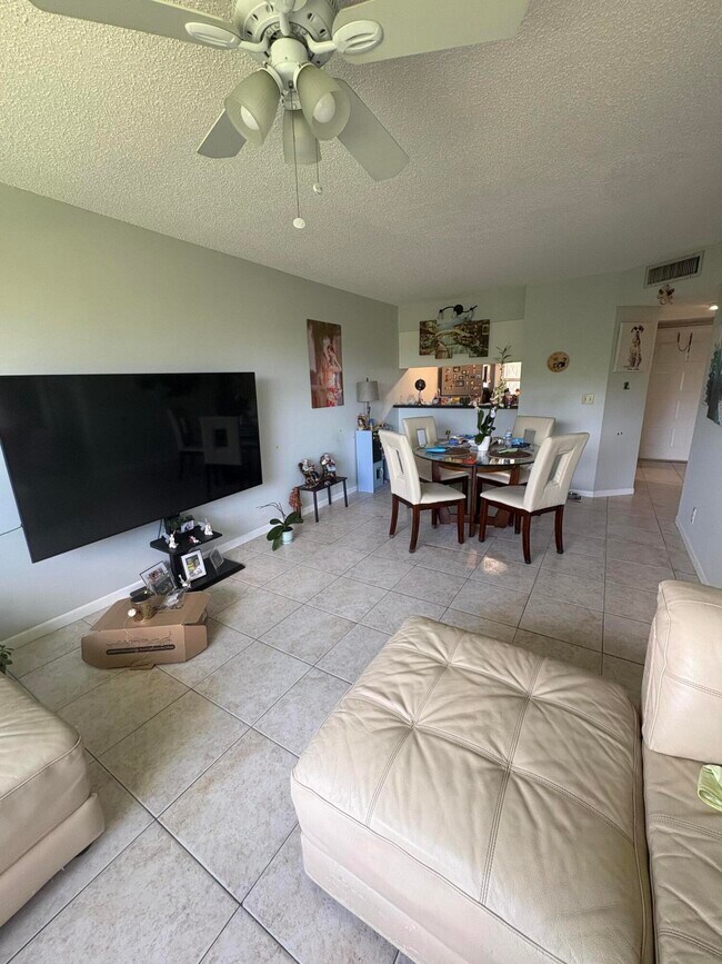Foto del edificio - 10107 Twin Lakes Dr