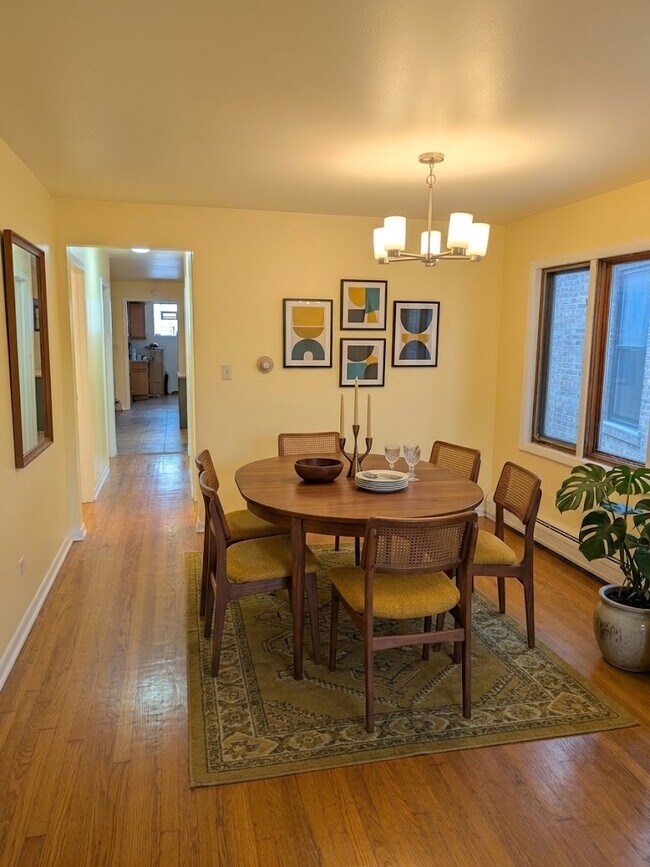 Comedor - 4853 N Talman Ave