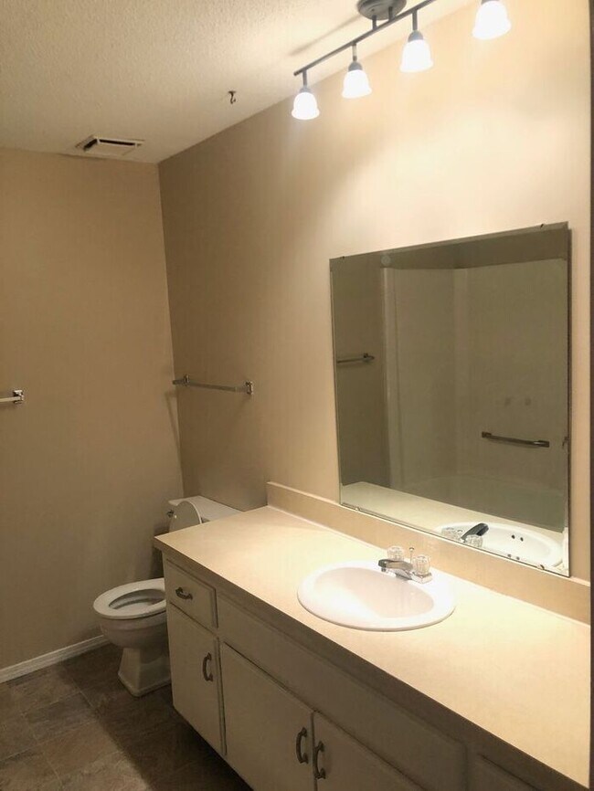 Foto del edificio - Two bedroom condo near Glenbrook Mall!