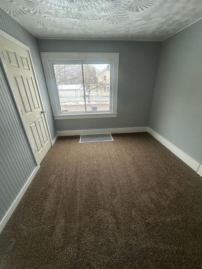 Foto del edificio - 4 Bed / 2 Bath Fully Updated Home on Corner Lot!