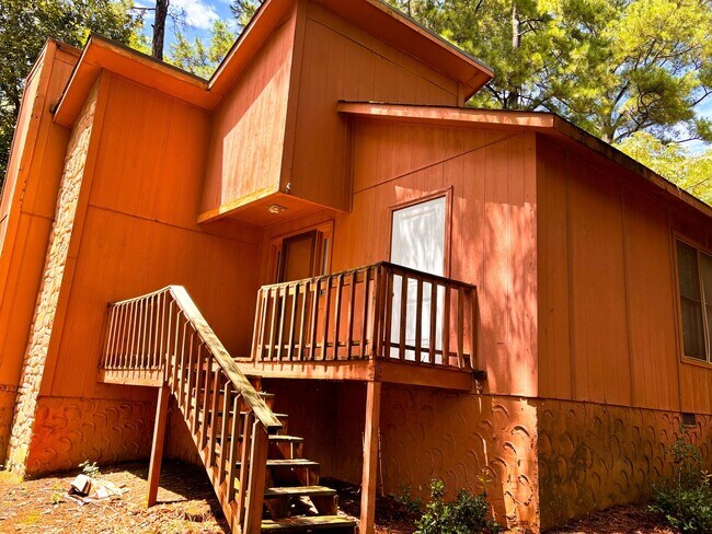 Building Photo - Beautiful 3-Bedroom, 2-Bath Home in a Desi...