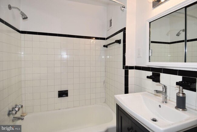 Foto del edificio - 915 Hughes Mews NW