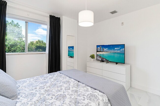 Building Photo - 2280 SW 32nd Ave