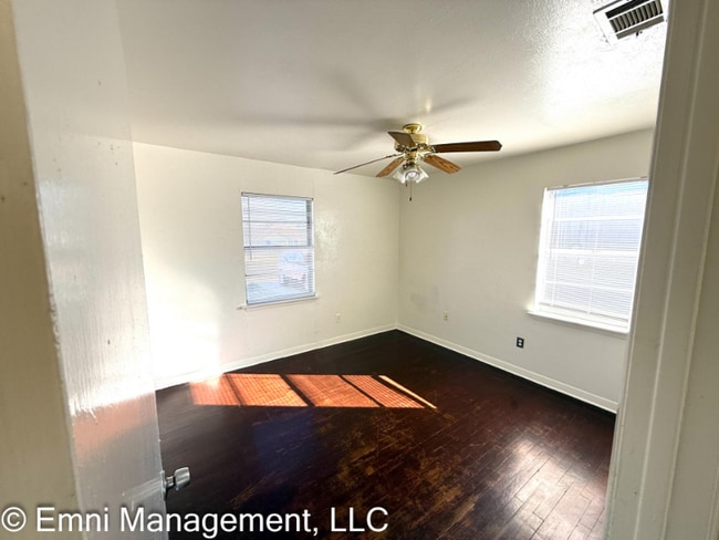 Building Photo - 533 S 56th St