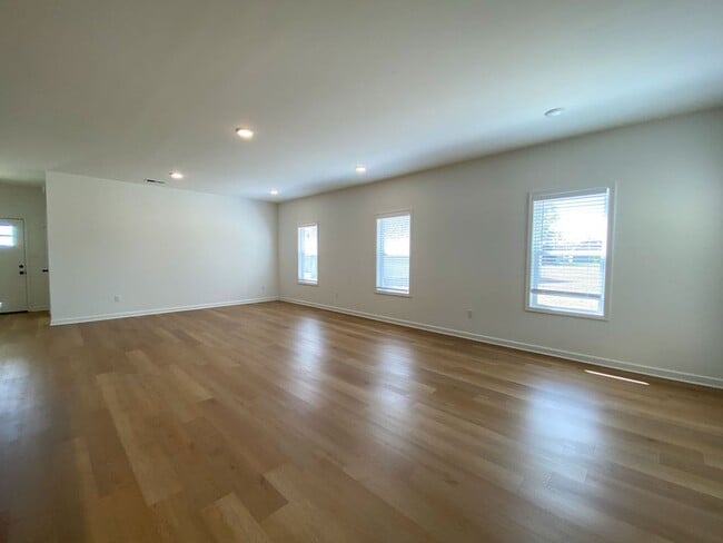 Building Photo - 126 Oak Ave