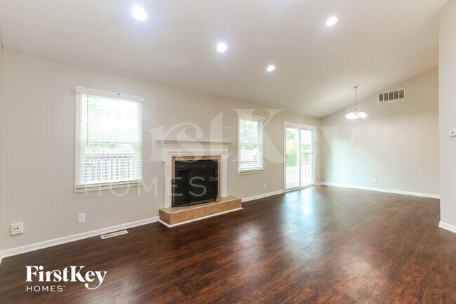 Foto del edificio - 5038 Deer Creek Pl