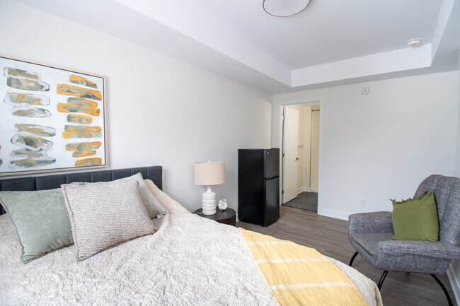 Building Photo - 3-bedroom, 2 washrooms apartment - 5 minutes walk from CarletonU