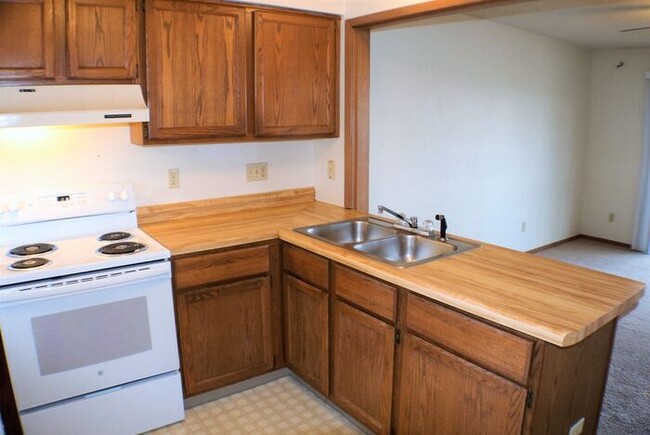 Building Photo - $1,100 | 2 Bedroom, 1 Bathroom Condo | Cat...