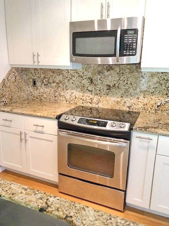 Foto del edificio - Updated Southpointe Unit with Beautiful Backyard.  Minimum 1 year rental term.