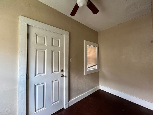 Building Photo - 102 Stiles St