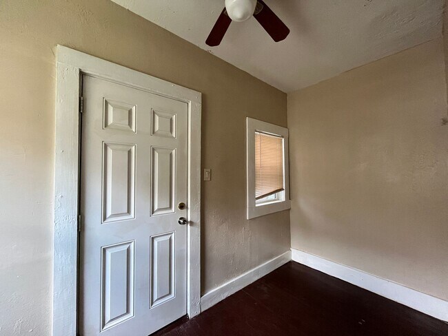 Building Photo - 102 Stiles St