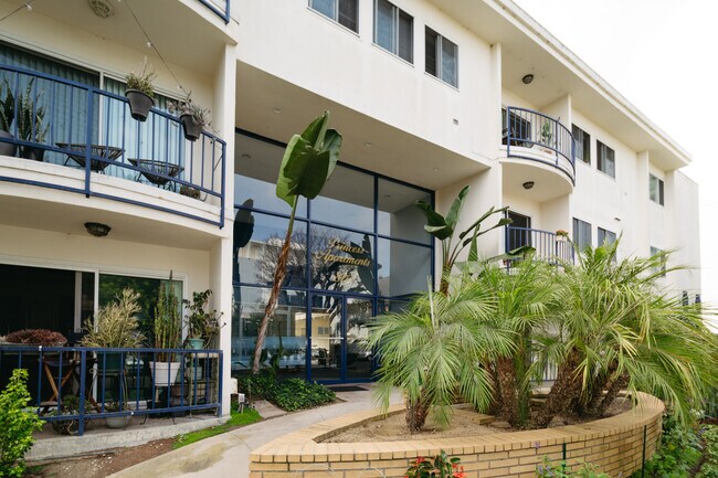 Foto del edificio - 8717 Delgany Ave