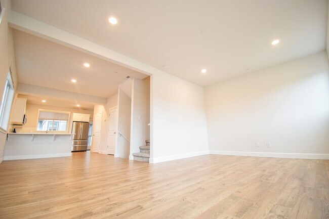 Foto del edificio - Beautiful 4 Bedroom 3.5 BA Home! Mother in Law Suite, Attached Garage & Top floor Bonus Room!
