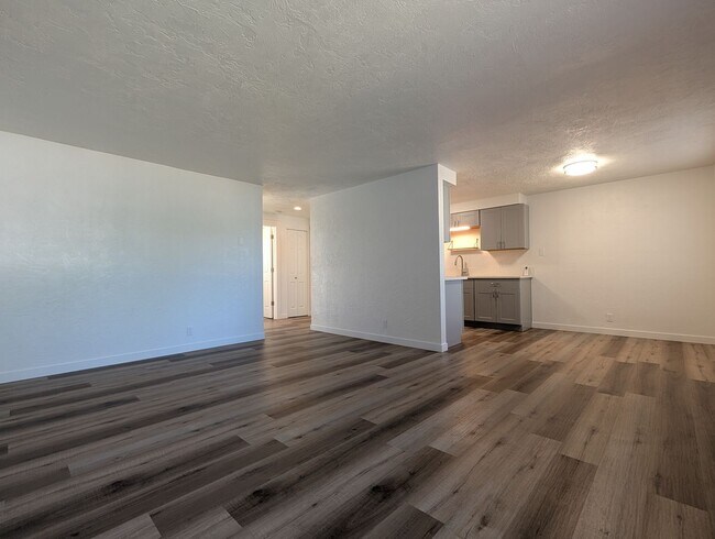 Foto del edificio - Newly Remodeled 2-Bedroom, 1-Bath Duplex in Thurston Area of Springfield!