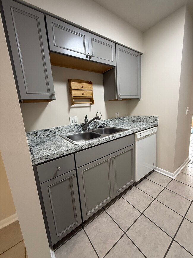 Foto del edificio - 805 Meadowbrook Dr