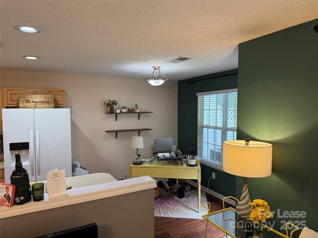 Foto del edificio - 8763 Robinson Forest Dr