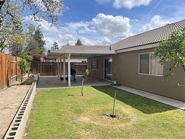 Building Photo - Bakersfield Best Home