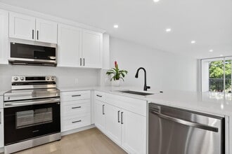 Building Photo - 2651 S Palm Aire Dr