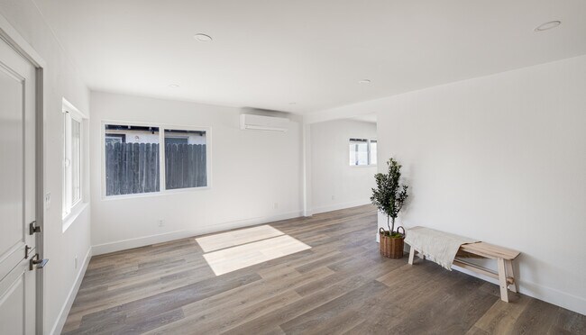 Building Photo - 318 Ogle St