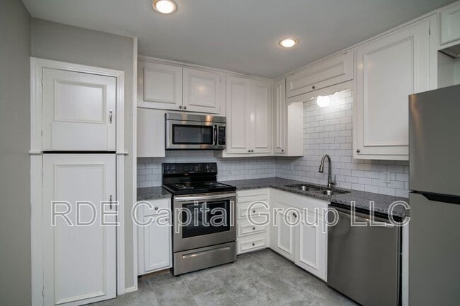 Building Photo - 1209 W Boyce Ave