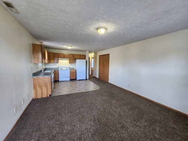 Building Photo - 2 BR Upper Apartment - Pets Welcome!