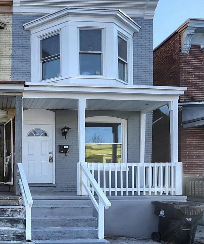 Building Photo - 455 Crescent St