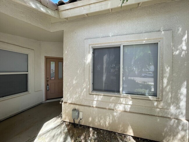 Building Photo - Three Bedroom Townhouse  in GREAT location!