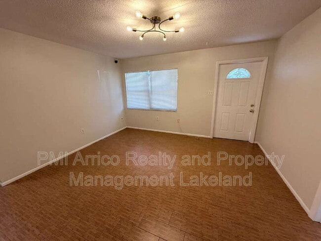 Building Photo - 1211 Robert King High Dr