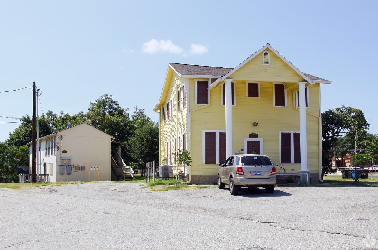Primary Photo - 2214-2216 Roosevelt Ave