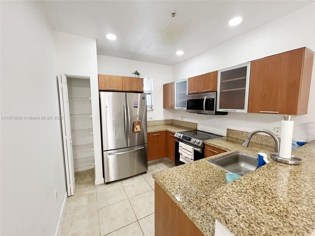 Building Photo - 2540 SW 14th Ave