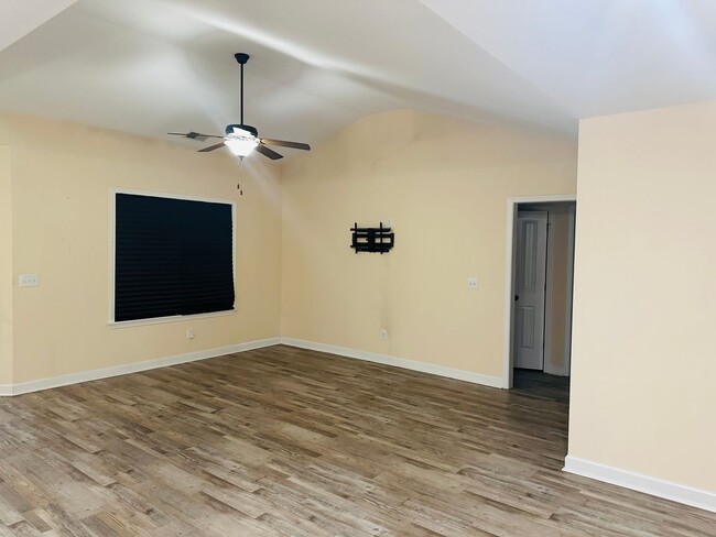 Building Photo - Stunning 4 Bedroom, 2 Bathroom Home - Tupe...