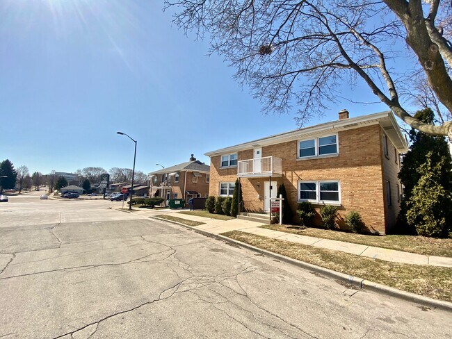 Building Photo - 2039 S 89th St