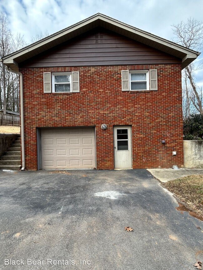 Foto del edificio - 3 br, 2 bath House - 11 Edgewood Rd. S