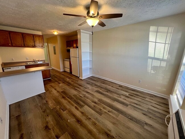 Building Photo - *END UNIT* 1 Bed/1 Bath Apt., Water Included
