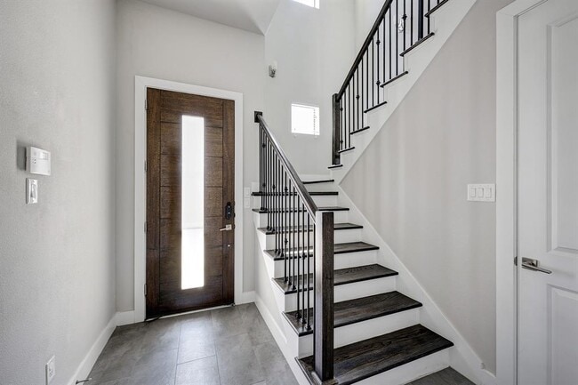 Building Photo - 930 W 22nd St